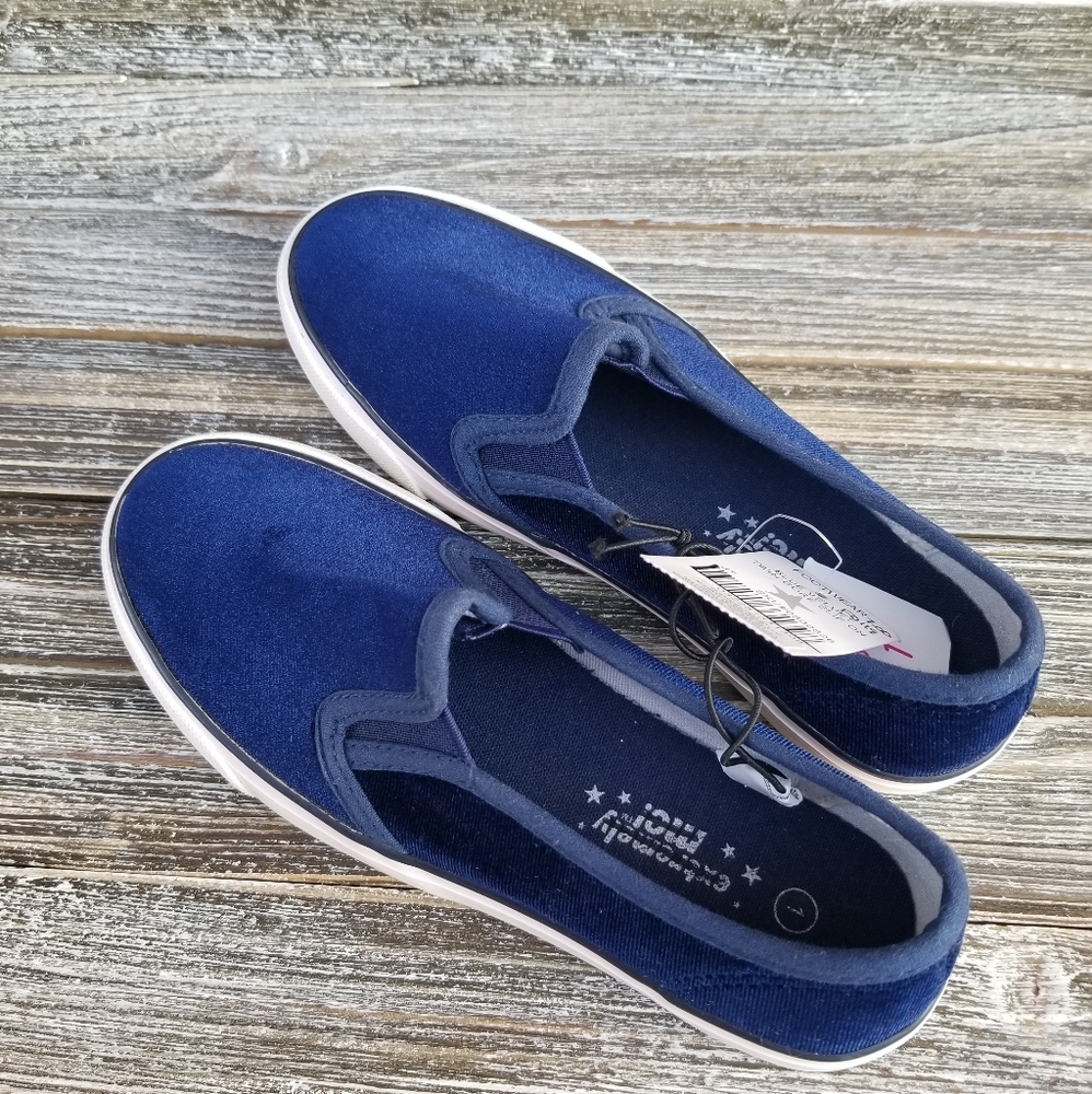 NWT Extremely Me Footwear Size 1(kids) Blue Velvet